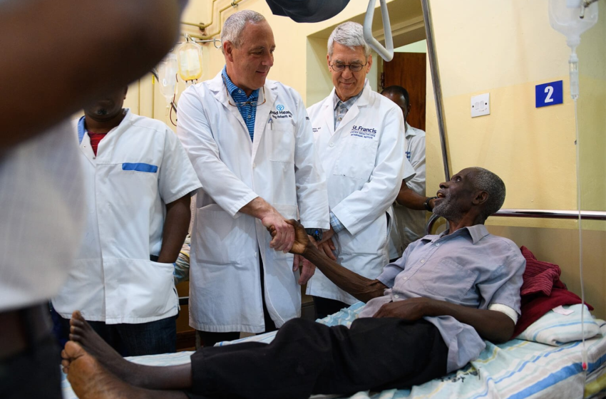  Após realizarem cirurgias gratuitas, cristãos distribuem Bíblias para pacientes no Malawi