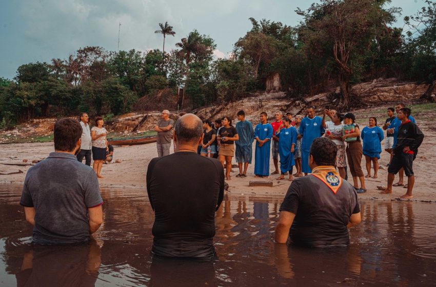  Missão leva 13 ribeirinhos ao batismo em comunidade no Amazonas