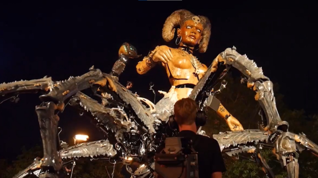  Desfile de rua satânico exibe bonecos gigantes de demônios na França